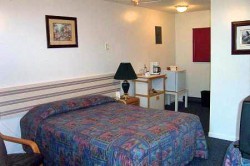 2 Rooms with Queen Beds and Full Kitchen