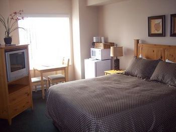 Deer Lodge - Lodge Room