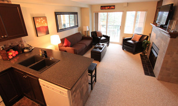 Deluxe 1 Bedroom - 2 private sleeping rooms